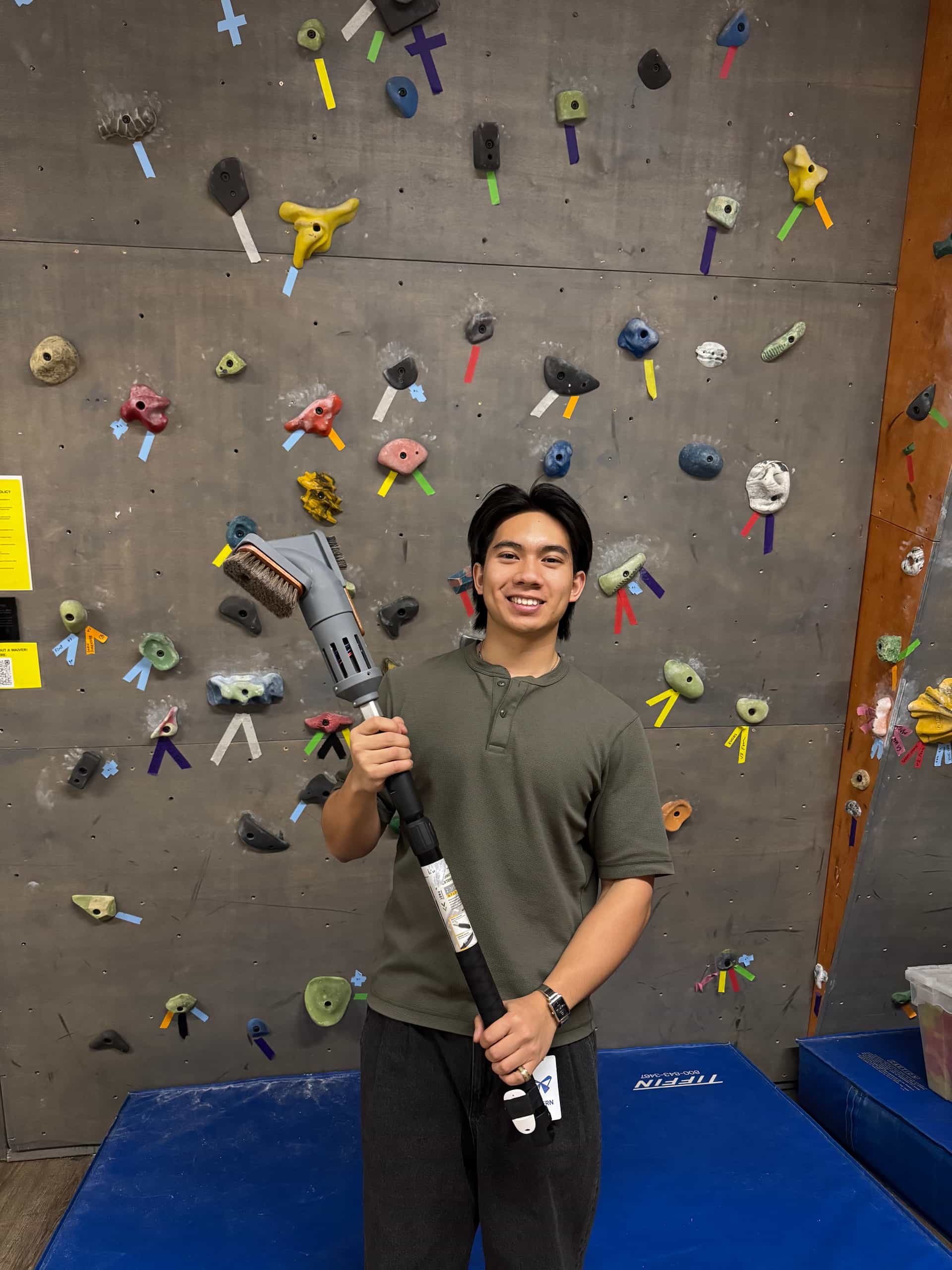 Fan-powered Climbing Brush